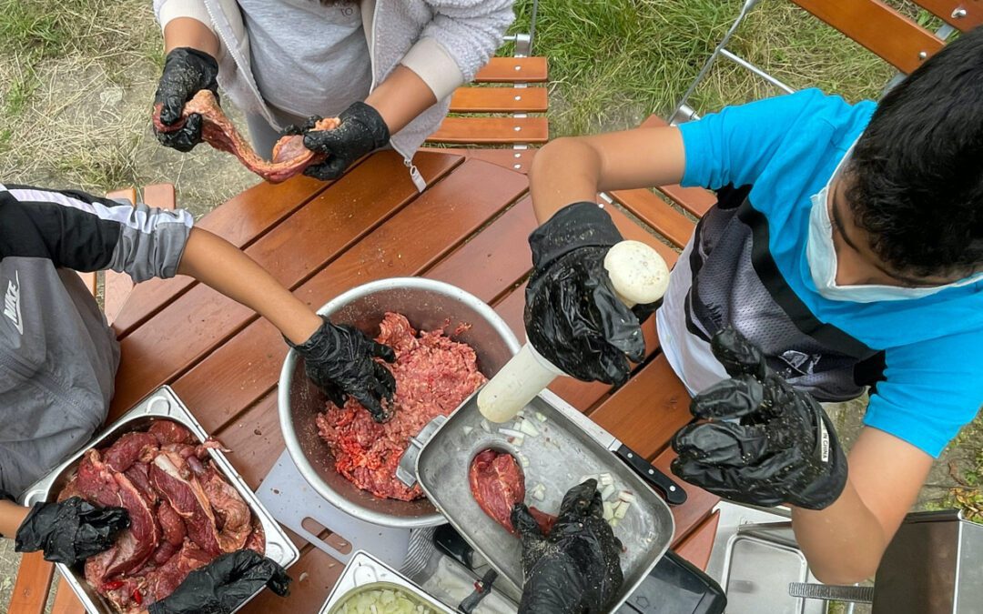 Kochen im Schulgarten: „Die beste Bratwurst meines Lebens!“