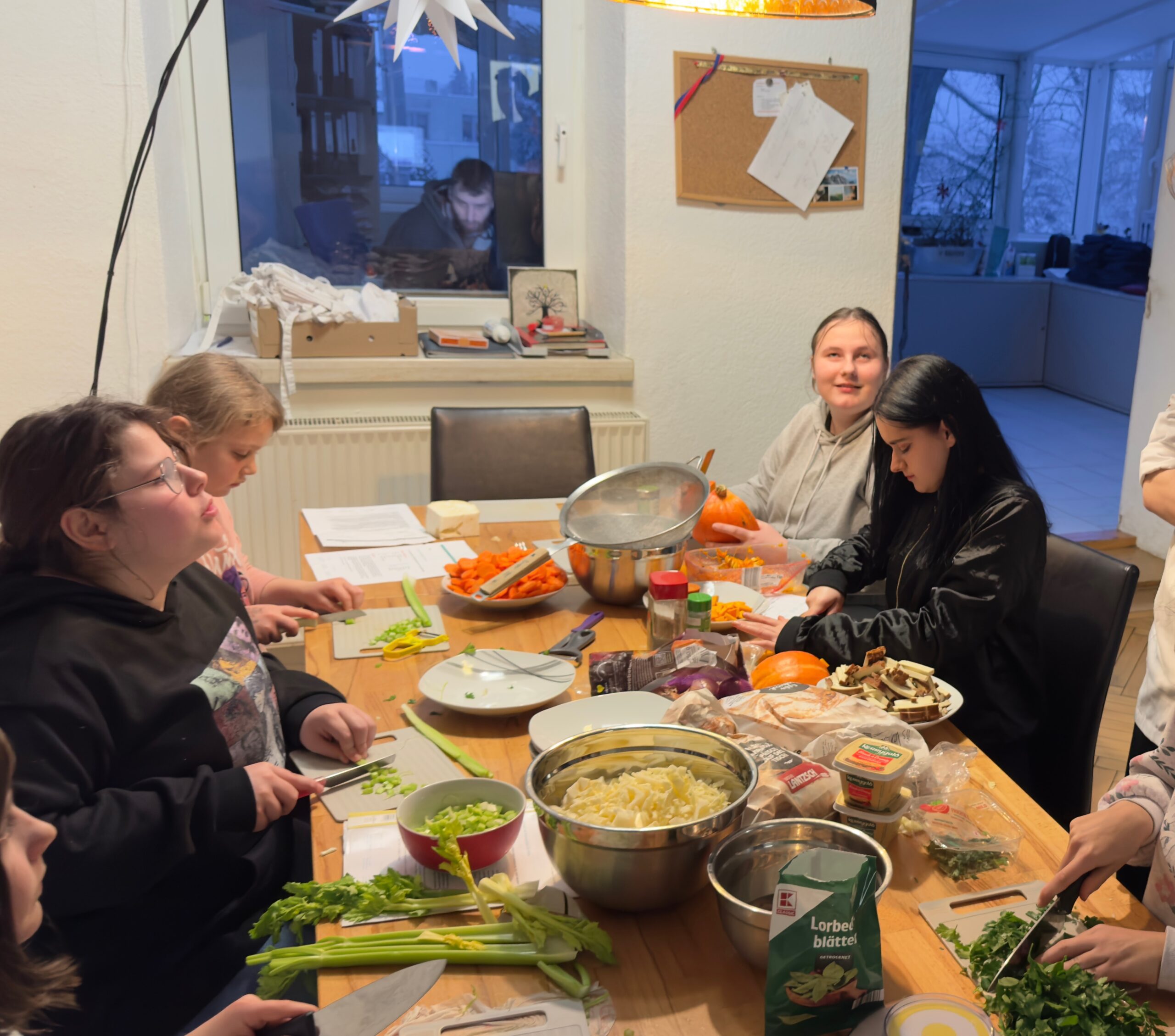 Fermentierte Aromen und Wintereintopf im Kinderheim Wolkenfrei